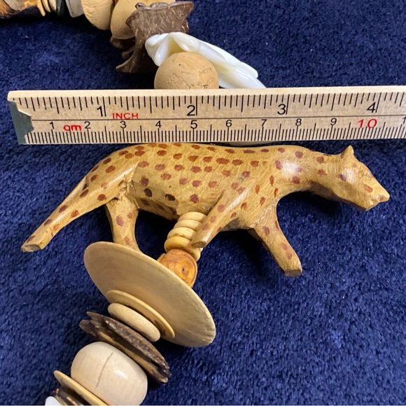 Primitive Carved Wood And Shell African Safari Animal Necklace - Picture 3 of 8